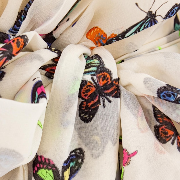 próbki haftowanych wzorów na tkaninie